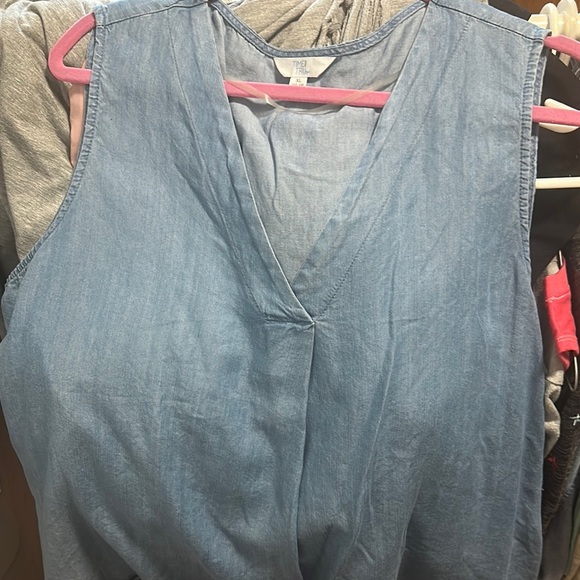 Women's Blue Denim Chambray Sleeveless Top Size XL EXCELLENT NEW CONDITION - Picture 1 of 6